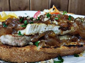 Foto principal de Tosta de solomillo ibérico con queso brie, cebolla caramelizada y crujientes de nueces