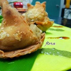 A picture of Aloo samosa.