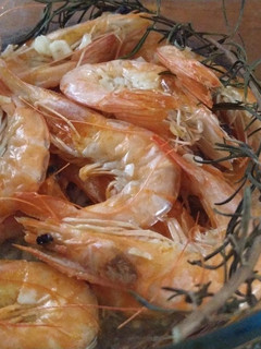 Una foto de Gambas con ajo y romero