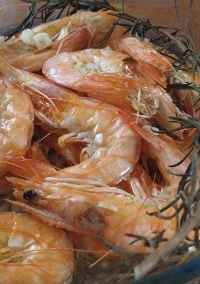 Una foto de Gambas con ajo y romero