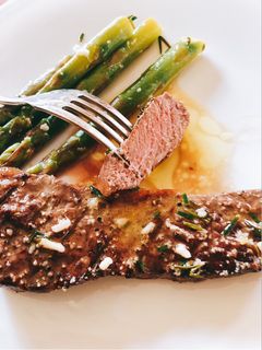 Φωτογραφία της συνταγής Sirloin steak με βουτυράτη σάλτσα σκόρδου και σπαράγγια