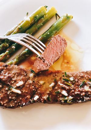 Φωτογραφία της συνταγής Sirloin steak με βουτυράτη σάλτσα σκόρδου και σπαράγγια