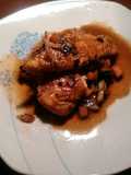 Pollo al vino en cama de vegetales salteados