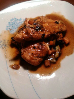 Una foto de Pollo al vino en cama de vegetales salteados