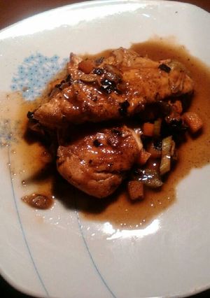 Una foto de Pollo al vino en cama de vegetales salteados