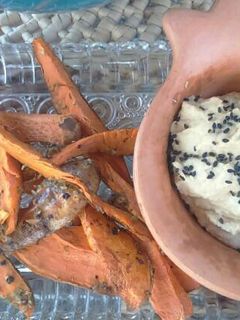Una foto de Camote asado con hummus