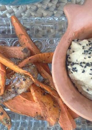 Una foto de Camote asado con hummus