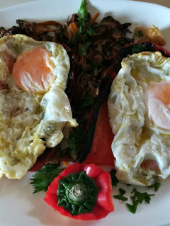 Una foto de Pimiento con huevos y setas
