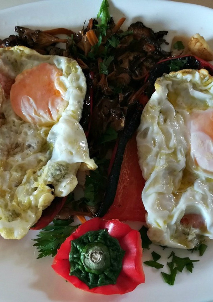 Una foto de Pimiento con huevos y setas