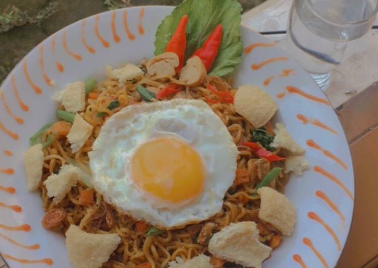 Langkah Mudah untuk Membuat Mie Goreng sayur topping sosis jamur, Enak