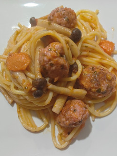 Una foto de Espaguetis con albóndigas y setas shimeji