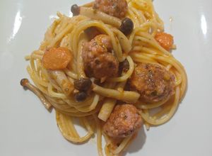 Una foto de Espaguetis con albóndigas y setas shimeji