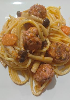 Una foto de Espaguetis con albóndigas y setas shimeji