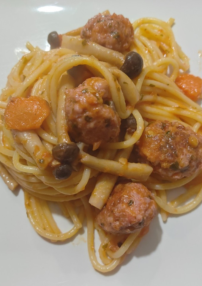 Una foto de Espaguetis con albóndigas y setas shimeji