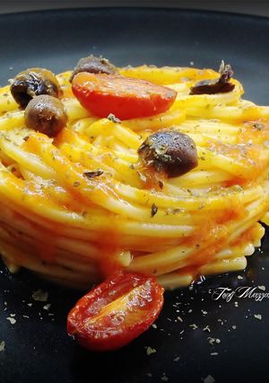 Foto di Spaghetto quadro con datterini confit e polvere di capperi