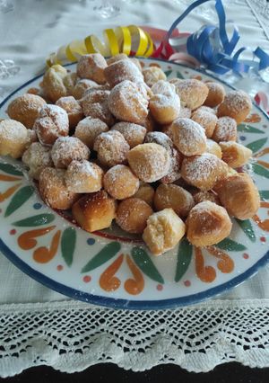Foto di Castagnole al liquore strega
