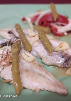 Una foto de Caballa a la plancha con ensalada de pimientos del piquillo y espárragos verdes en conserva