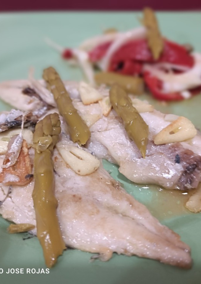 Una foto de Caballa a la plancha con ensalada de pimientos del piquillo y espárragos verdes en conserva
