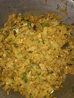 மீதமான சப்பாத்தியில் கொத்து பரோட்டா (koththu parotta recipe in tamil) செய்முறை முக்கிய புகைப்படம்