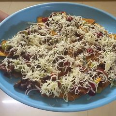 A picture of Cheese nachos with stuff rajma.