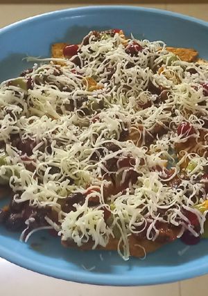 A picture of Cheese nachos with stuff rajma.