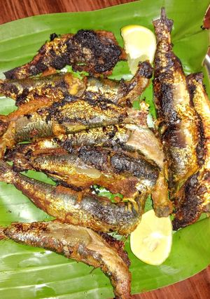 A picture of Fish fry on banana leaf.