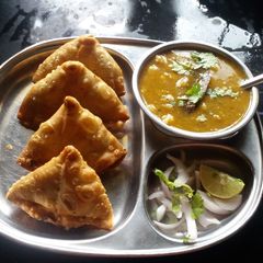 A picture of Crispy halwai style khasta samosa chole.