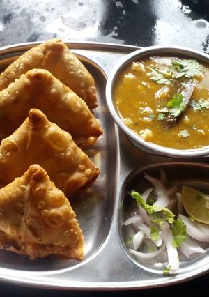 A picture of Crispy halwai style khasta samosa chole.