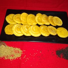 A picture of Besan ki khasta mathri.