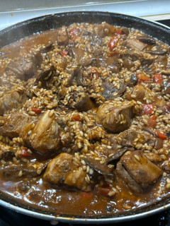 Una foto de Arroz socarrat con costillas y rovellons