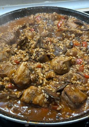 Una foto de Arroz socarrat con costillas y rovellons