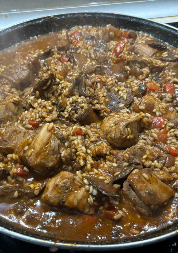 Una foto de Arroz socarrat con costillas y rovellons
