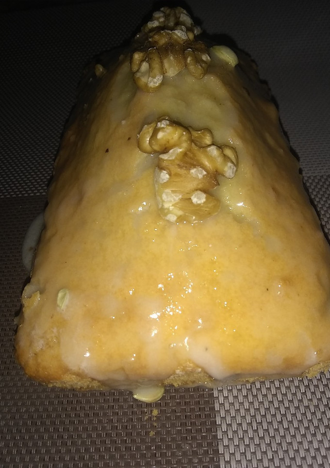 Una foto de Budín de nuez con glaseado de limón