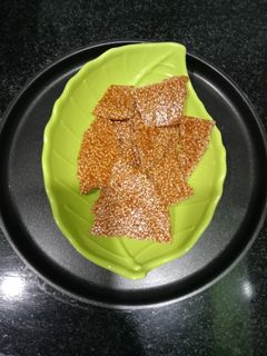 તલ ની ચીકી (Til Chiki Recipe In Gujarati) રેસીપી મુખ્ય ફોટો