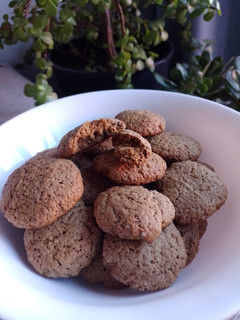 Una foto de Galletitas de limón y algarroba