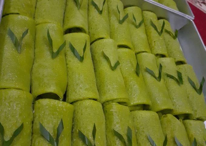 Easiest Way to Prepare Delicious Dadar Gulung (green pancake roll stuff with grated coconut) 