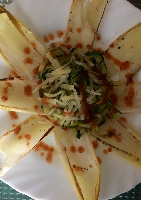 Una foto de Endivias a la plancha con calabacín
