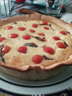 Una foto de Quiche de queso, tomates cherry y anchoas