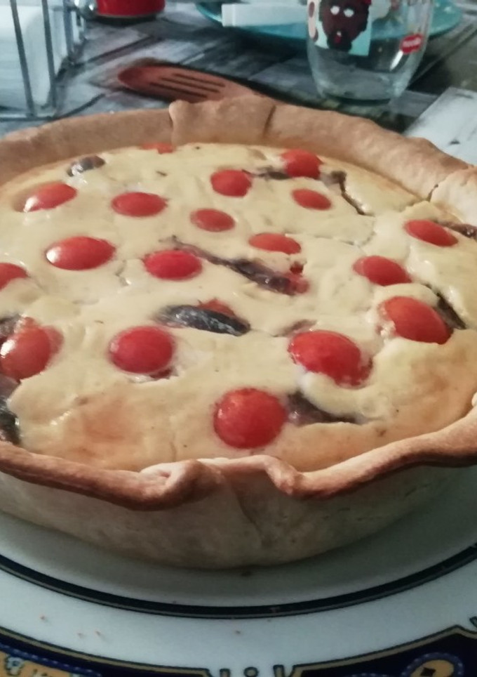 Una foto de Quiche de queso, tomates cherry y anchoas