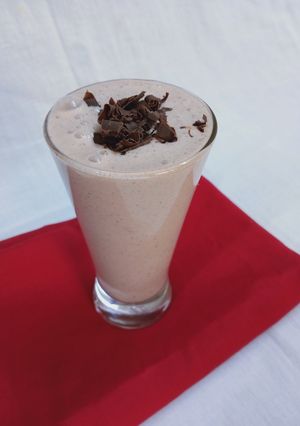 चॉकलेट लस्सी (chocolate lassi recipe in marathi) रेसिपी चे मुख्य फोटो 