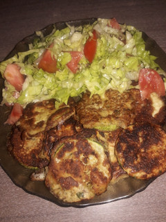 Una foto de Marineras de suquinis y Ensalada de lechuga y tomate