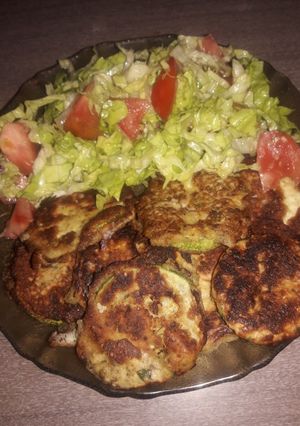 Una foto de Marineras de suquinis y Ensalada de lechuga y tomate