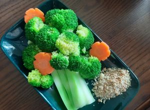 Hình của món Súp lơ xanh luộc (món chay).