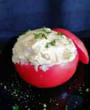 Tomate relleno de ensalada de arroz