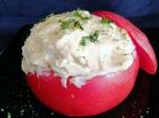Una foto de ensalada de tomates rellenos