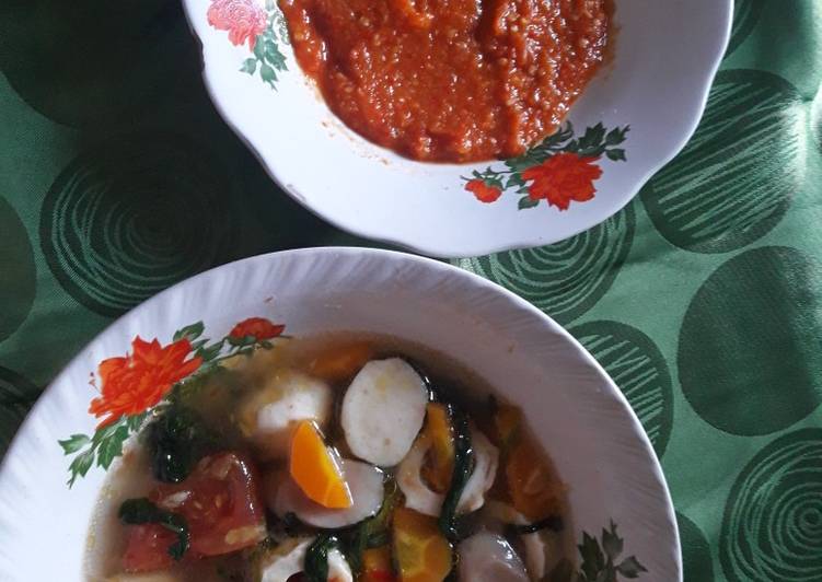 Langkah Mudah untuk Menyiapkan Sup seafood kangkung kuah tomyam yang Menggugah Selera