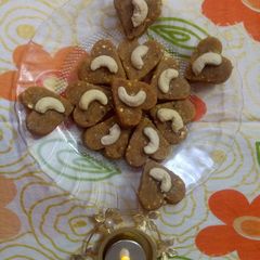 A picture of Khoya kaju hearts.