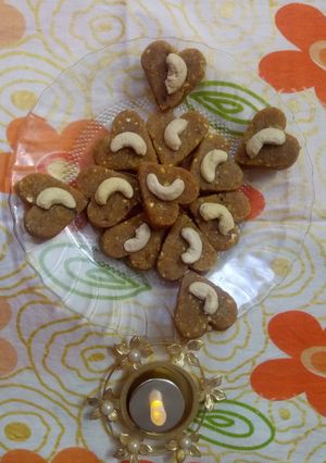 A picture of Khoya kaju hearts.