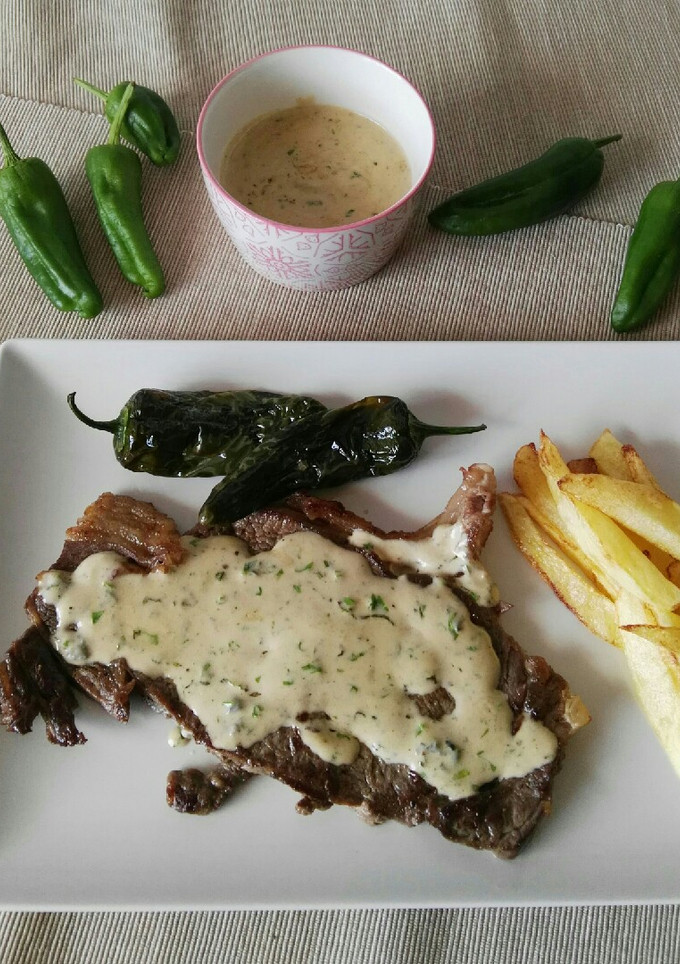 Una foto de Entrecot con salsa de queso azul