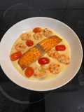 Mousse de Patatas con Salmón Asado, Gambas a la Plancha y Tomates Cherry